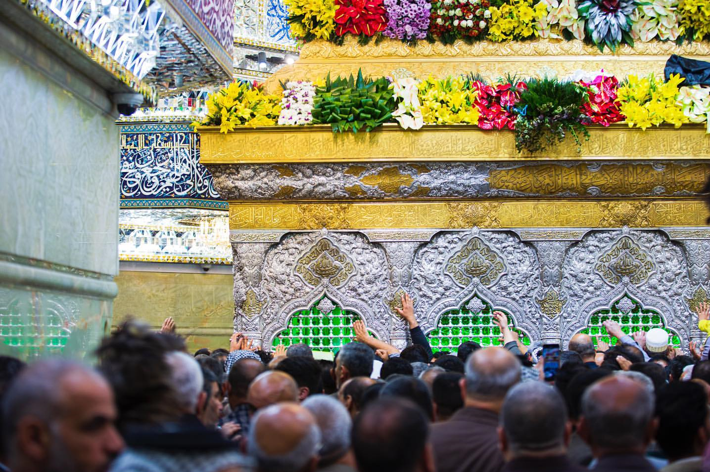 خادمان حرم کربلا برای امام حسین (ع) جشن تولد گرفتند خادمان حرم کربلا برای امام حسین (ع) جشن تولد گرفتند