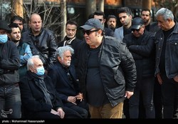 تصاویری از حضور بازیگران در مراسم تشییع پیکر شهرام عبدلی/ از اندوه آناهیتا همتی تا گریه‌های ناهید مسلمی