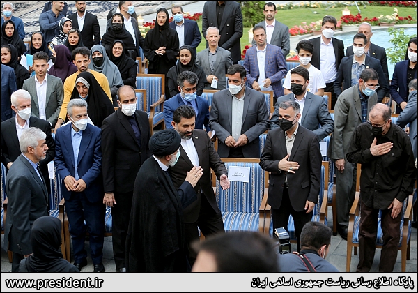 شال مروج فرهنگ پهلوانی به رییس جمهور اهدا شد شال مروج فرهنگ پهلوانی به رییس جمهور اهدا شد