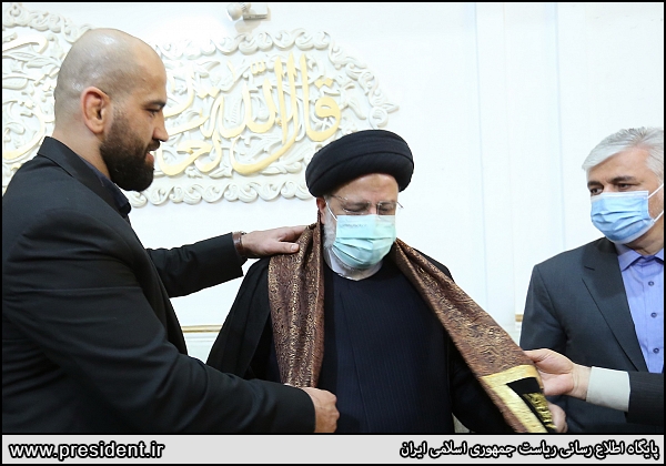 شال مروج فرهنگ پهلوانی به رییس جمهور اهدا شد شال مروج فرهنگ پهلوانی به رییس جمهور اهدا شد