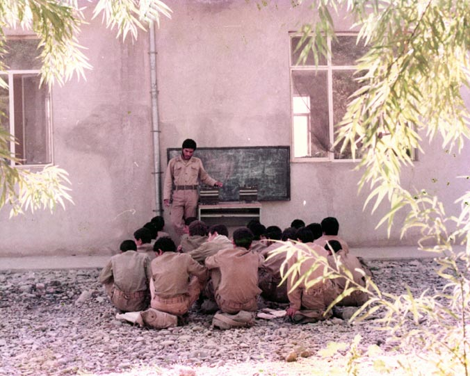 معلمانی که با شاگردانشان در جبهه همرزم شدند تا درس در جنگ تعطیل نشود +تصاویر معلمانی که با شاگردانشان در جبهه همرزم شدند تا درس در جنگ تعطیل نشود +تصاویر