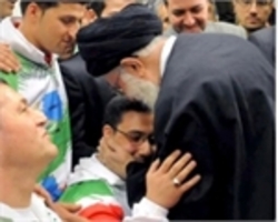 قهرمان وزنه‌برداری هدیه رهبری را برای آزادی زندانیان به فروش گذاشت