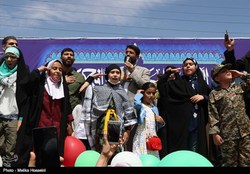 هم‌خوانی زیبای  سلام فرمانده  کودکان دهه‌نودی در استان مرکزی/ خانواده‌ها این سرود را زمزمه کردند