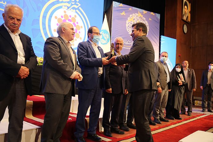 اهدای تندیس جشنواره تجلیل از خیرین و واقفین دانشگاه تهران به گلرنگ اهدای تندیس جشنواره تجلیل از خیرین و واقفین دانشگاه تهران به گلرنگ