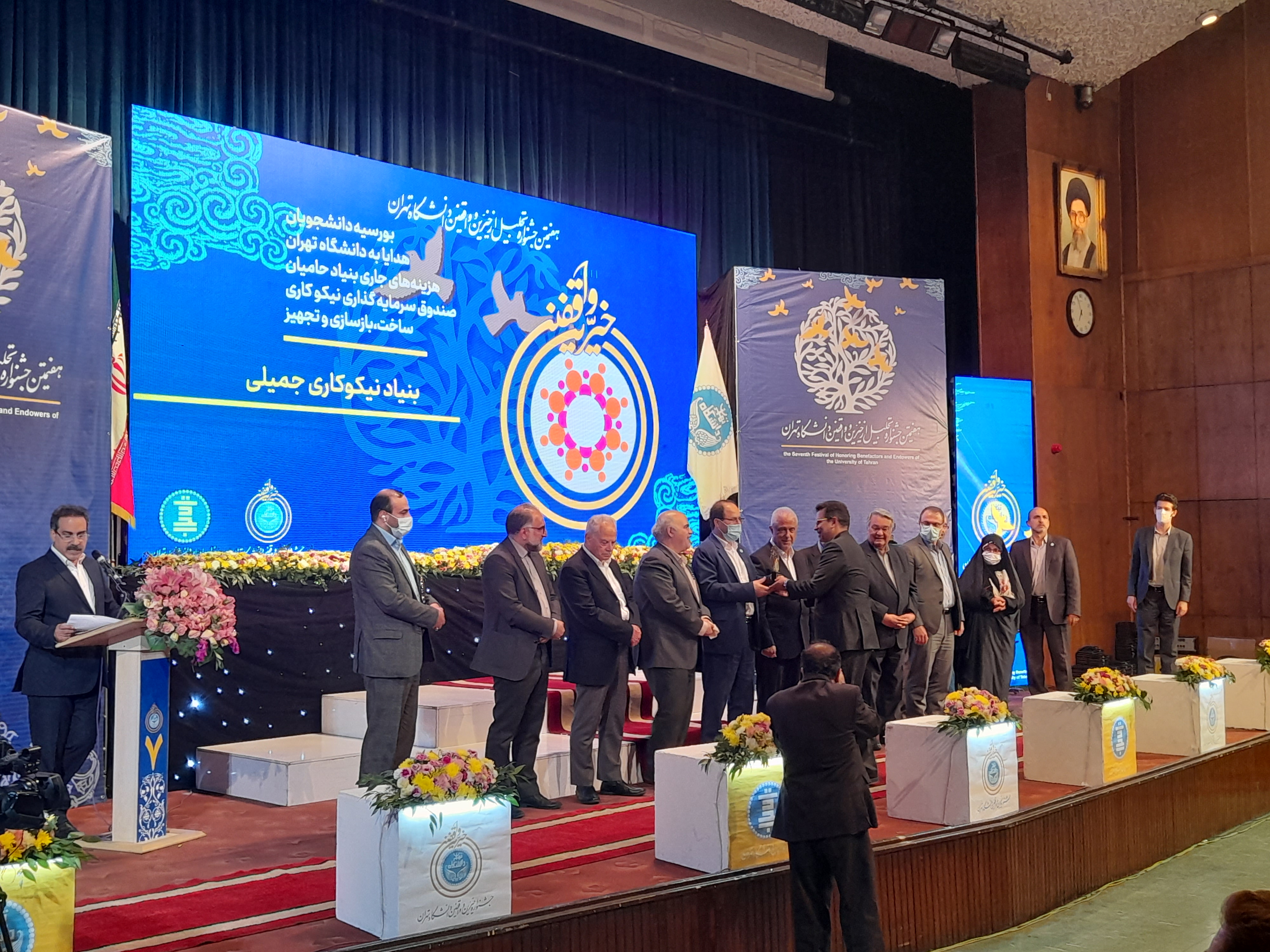 اهدای تندیس جشنواره تجلیل از خیرین و واقفین دانشگاه تهران به گلرنگ اهدای تندیس جشنواره تجلیل از خیرین و واقفین دانشگاه تهران به گلرنگ