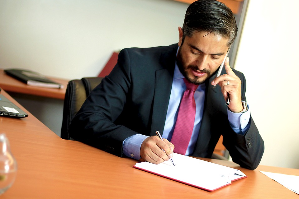به چه کسی وکیل می گویند و چه اموری را می‌ تواند انجام دهد؟