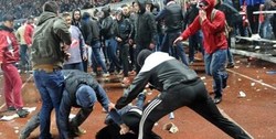 کتک خوردن پلیس توسط تماشاگران در زمین فوتبال!