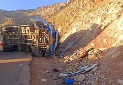مصدومیت ۱۰ نفر در پی واژگونی مینی‌بوس در گیلانغرب