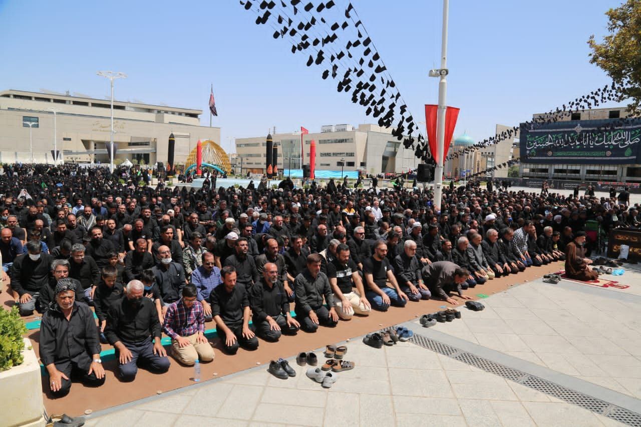 اقامه باشکوه نماز ظهر عاشورا در مشهدالرضا