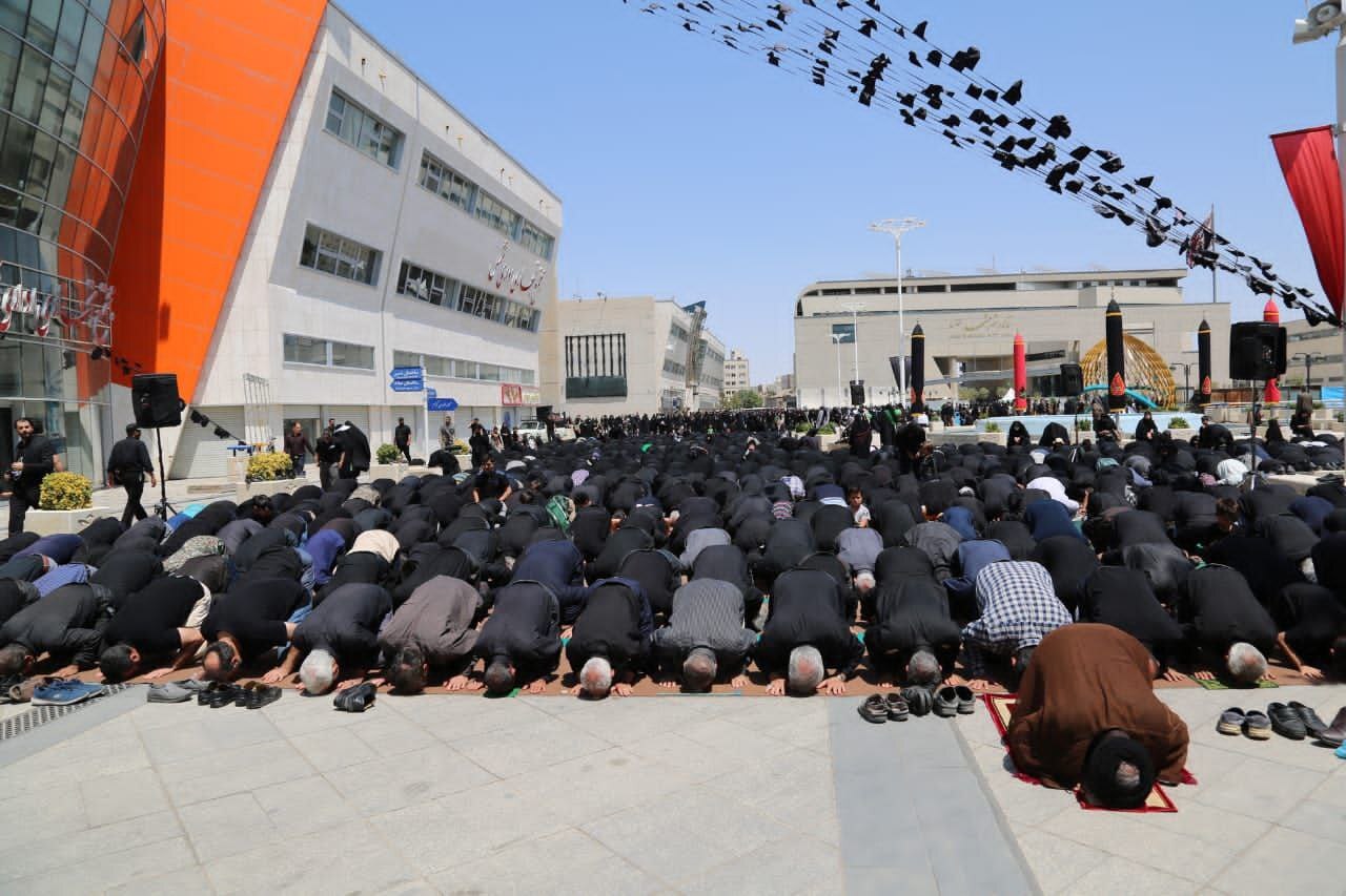 اقامه باشکوه نماز ظهر عاشورا در مشهدالرضا