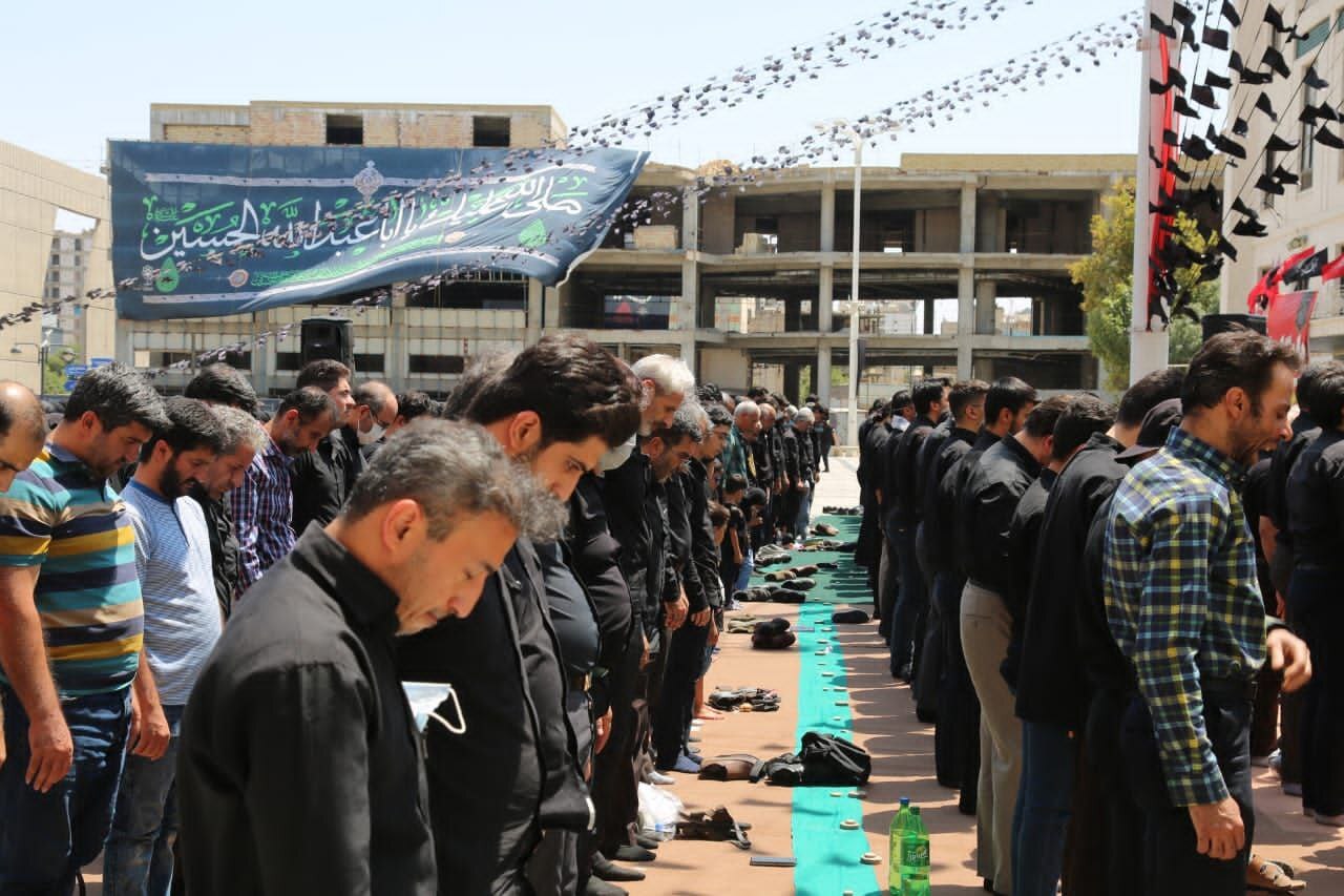 اقامه باشکوه نماز ظهر عاشورا در مشهدالرضا