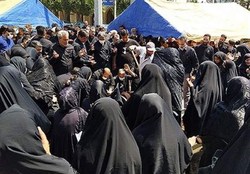 تشییع و برگزاری مراسم یادبود مادر ۳ شهید در غربت حضور مسئولان/ آقایان! همگی کار مهمتری داشتید؟