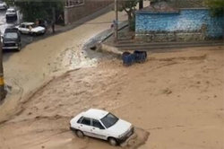سیل شدید در رودهن، عابران در حال فیلمبرداری!/ جای خالی نیرو‌های امدادرسانی در دقایق اول