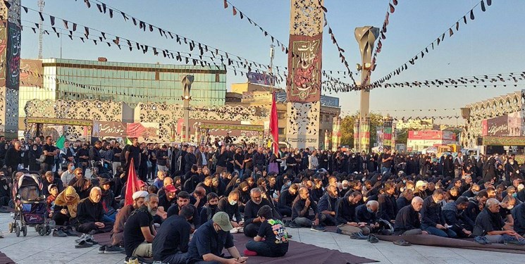 پیاده‌روی جاماندگان اربعین در پایتخت/ «لبیک یاحسین» در میدان امام حسین تهران طنین‌انداز شد