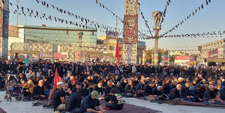 پیاده‌روی جاماندگان اربعین در پایتخت/ «لبیک یاحسین» در میدان امام حسین تهران طنین‌انداز شد