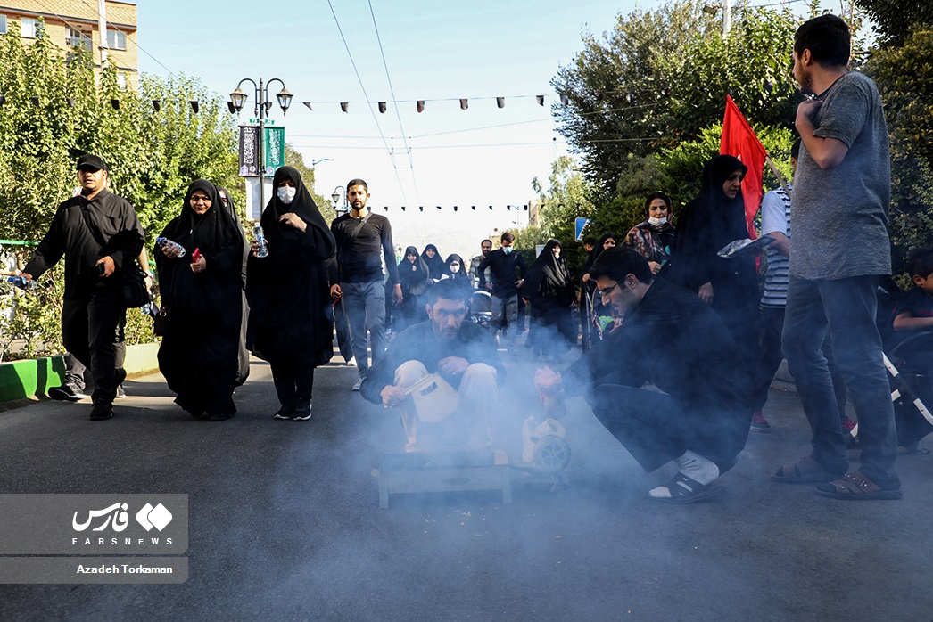 پیاده‌روی جاماندگان اربعین در پایتخت/ «لبیک یاحسین» در میدان امام حسین تهران طنین‌انداز شد