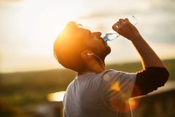 هایپرهیدراسیون چگونه روی می‌دهد؟