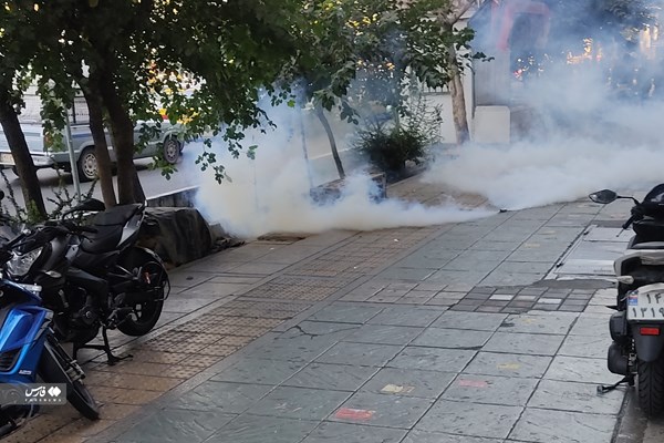 امروز در تهران چه خبر بود/ وقتی گاز اشکآور جان یک خبرنگار را نجات داد! امروز در تهران چه خبر بود/ وقتی گاز اشکآور جان یک خبرنگار را نجات داد!