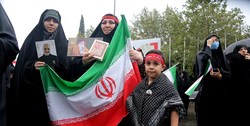 مشت‌های گره خورده دهه هشتادی و نودی انقلاب به دشمنان