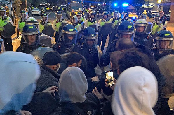 برخورد پلیس لندن با تجمعات خشونت آمیز