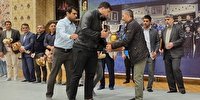 اهدای جام قهرمانی جهان کشتی فرنگی به پدر شهید آرمان علی‌‌وردی