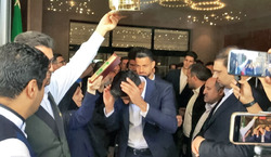 پرچم را بالا نگه دارید