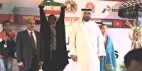 خوشحالم روی سکو با چادر پرچم ایران را بالا گرفتم