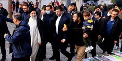 حضور رئیس‌جمهور در پیاده‌راه فردوسی بازار سنندج/ رئیسی با بازاریان گفتگو کرد