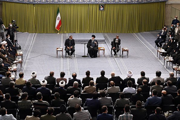 فیلم کامل بیانات رهبر انقلاب در دیدار شاعران و اساتید ادبیات فارسی