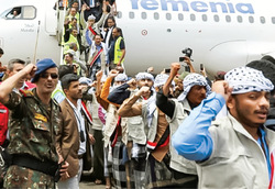 صد‌ها اسیر یمنی به آغوش خانواده بازگشتند 