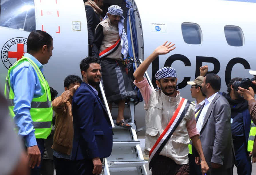 بازگشت حدود ۹۰۰ اسیر جنگ یمن با پرواز‌های صلیب سرخ جهانی