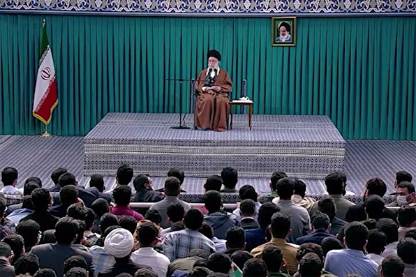 رهبر انقلاب: مسائل گوناگون کشور مگر قابل رفراندوم است؟ کجای دنیا این کار را می‌کنند؟