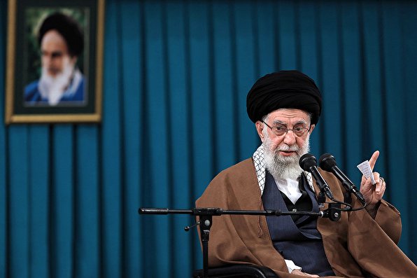 رهبر انقلاب: مسائل گوناگون کشور مگر قابل رفراندوم است؟ کجای دنیا این کار را می‌کنند؟