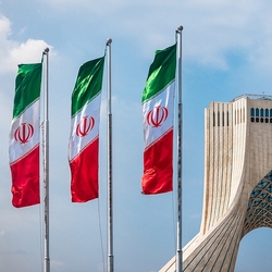 آغوش گشوده مام‌میهن