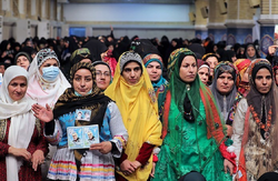 از تشویق ممتد زنان در پی سخنان رهبری تا دفاع تمام قد مقام زن/ دیروز در حسینیه امام خمینی (ره) چه گذشت؟