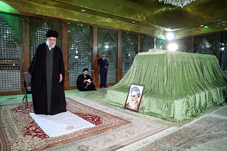 فیلم حضور رهبر انقلاب در حرم مطهر امام خمینی(ره)