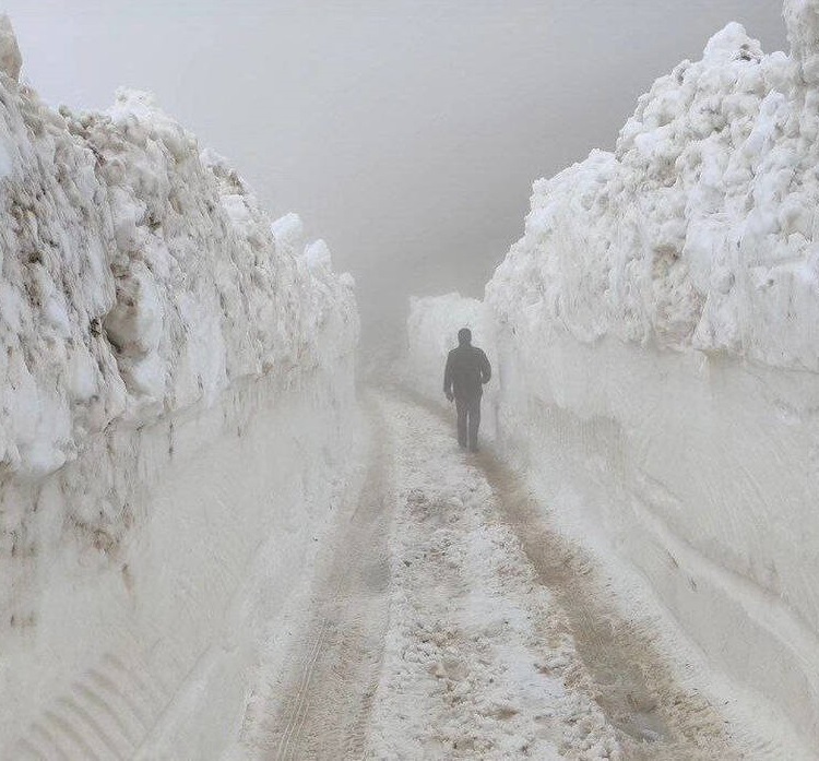 عکس/ ارتفاع عجیب برف در جاده روستای بالان کلیبر