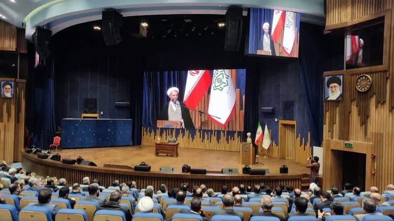 در چارچوب قانون و اخلاق حرکت کنید