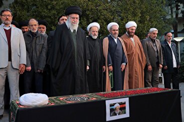 فیلم اقامه نماز رهبر انقلاب بر پیکر آیت‌الله امامی کاشانی