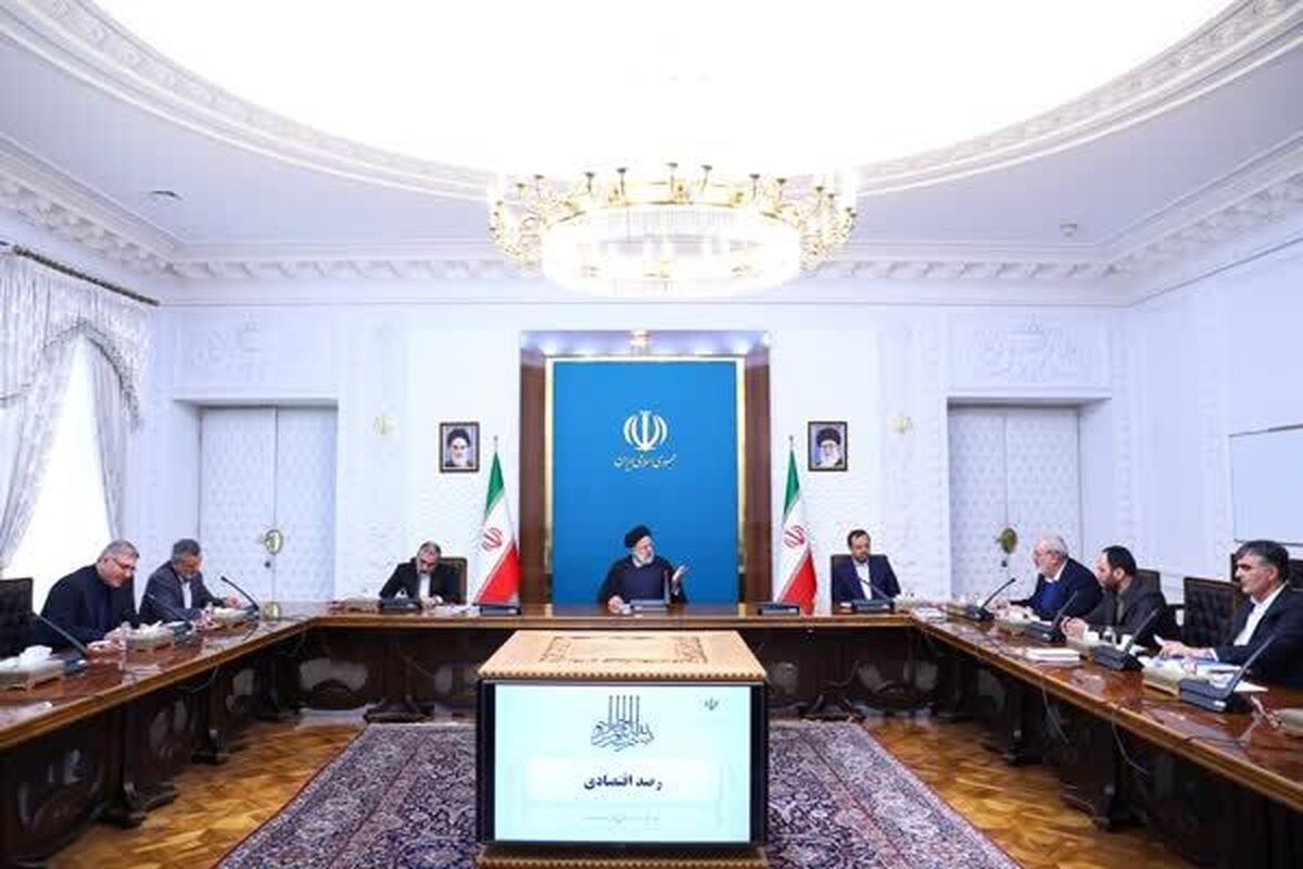 بررسی گزارش تداوم رشد اقتصادی و روند کاهشی نرخ تورم در حضور رئیسی
