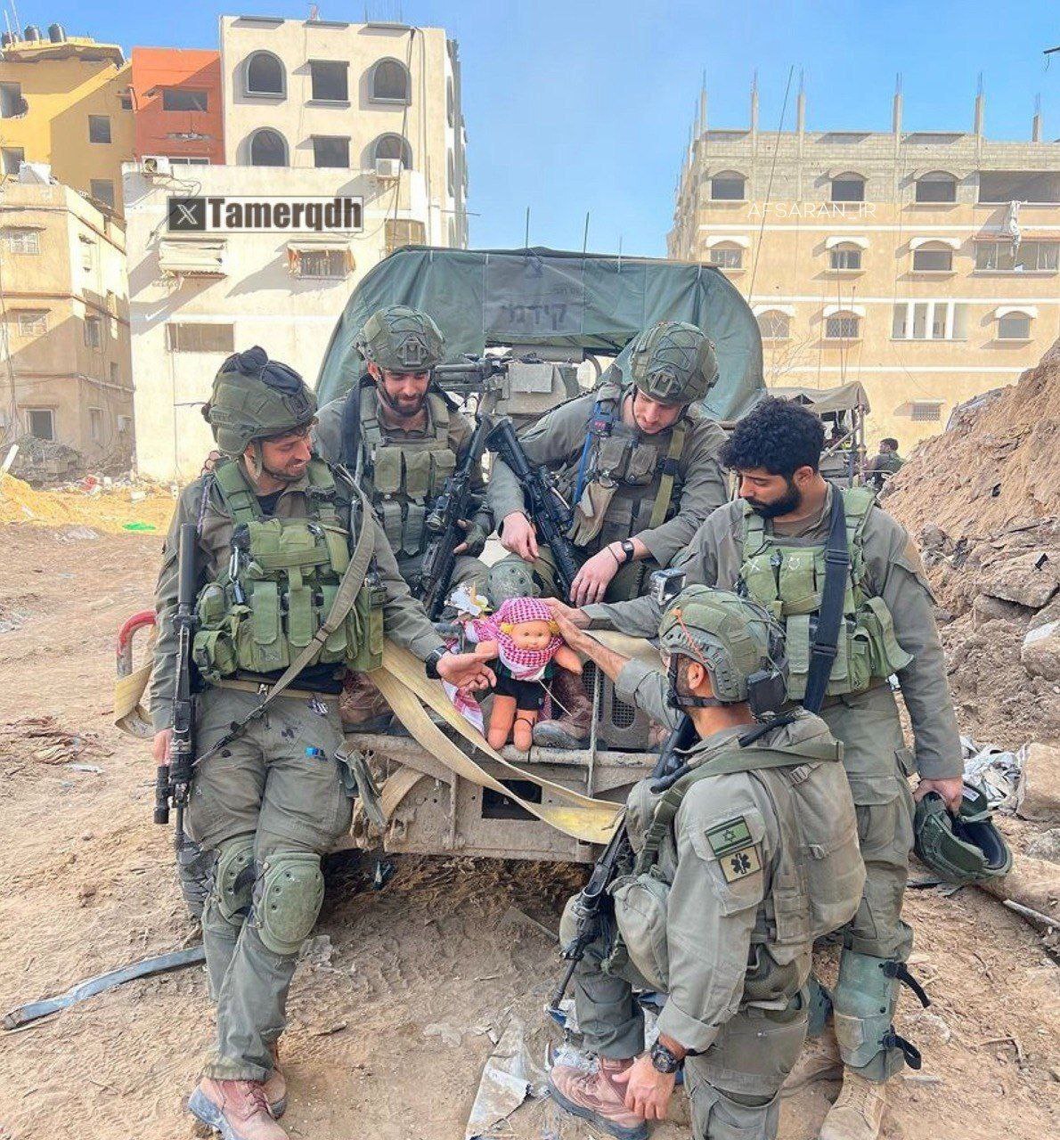 سربازان رژیم کودک‌کش اسرائیل در حال تمسخر کودکان فلسطینی