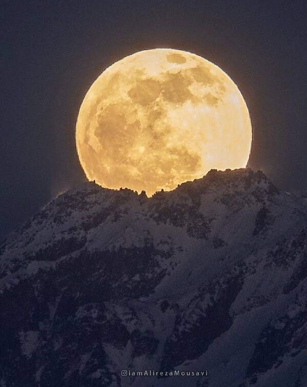 عکس/ طلوع ماه کامل بر فراز قله ساوالان
