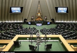 درخواست نمایندگان برای علنی شدن رأی استیضاح فاطمی امین
