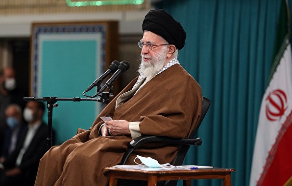 رهبر انقلاب: بی‌عدالتی محض است کسی که بنیه مالی ندارد، بنیه علمی هم نداشته باشد