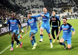ناپولی پس از ۳۳ سال قهرمان سری‌آ شد/ لبخند مارادونا به پسران ناپل