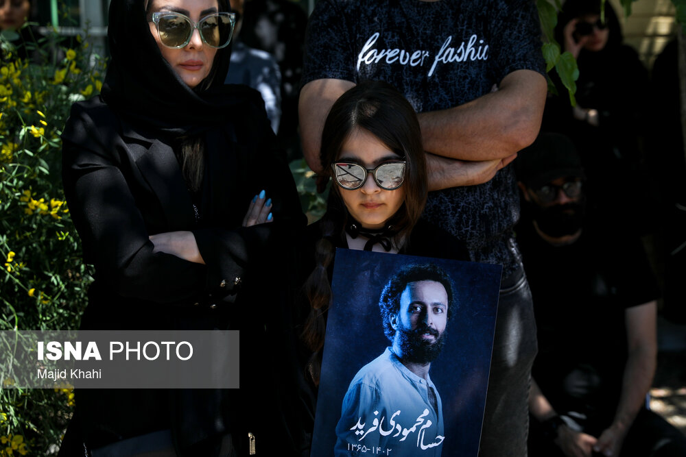تصاویری ناراحت کننده از دختر حسام محمودی در مراسم تشییع پیکر پدرش