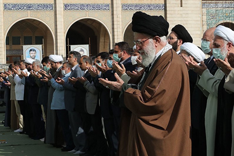 تصاویری از اقامه نماز عید فطر به امامت رهبر انقلاب