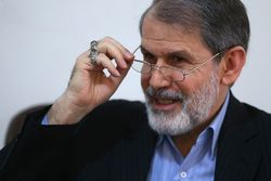 نباید در مسائل مهم کشور به دنبال معامله باشیم