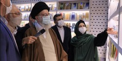 ۴ کتابی که امروز رهبر انقلاب از نشر معارف خریداری کردند