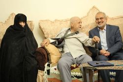 مسئولان با دیدن والدین شهدا برای خدمت بیشتر مصمم‌تر می‌شوند